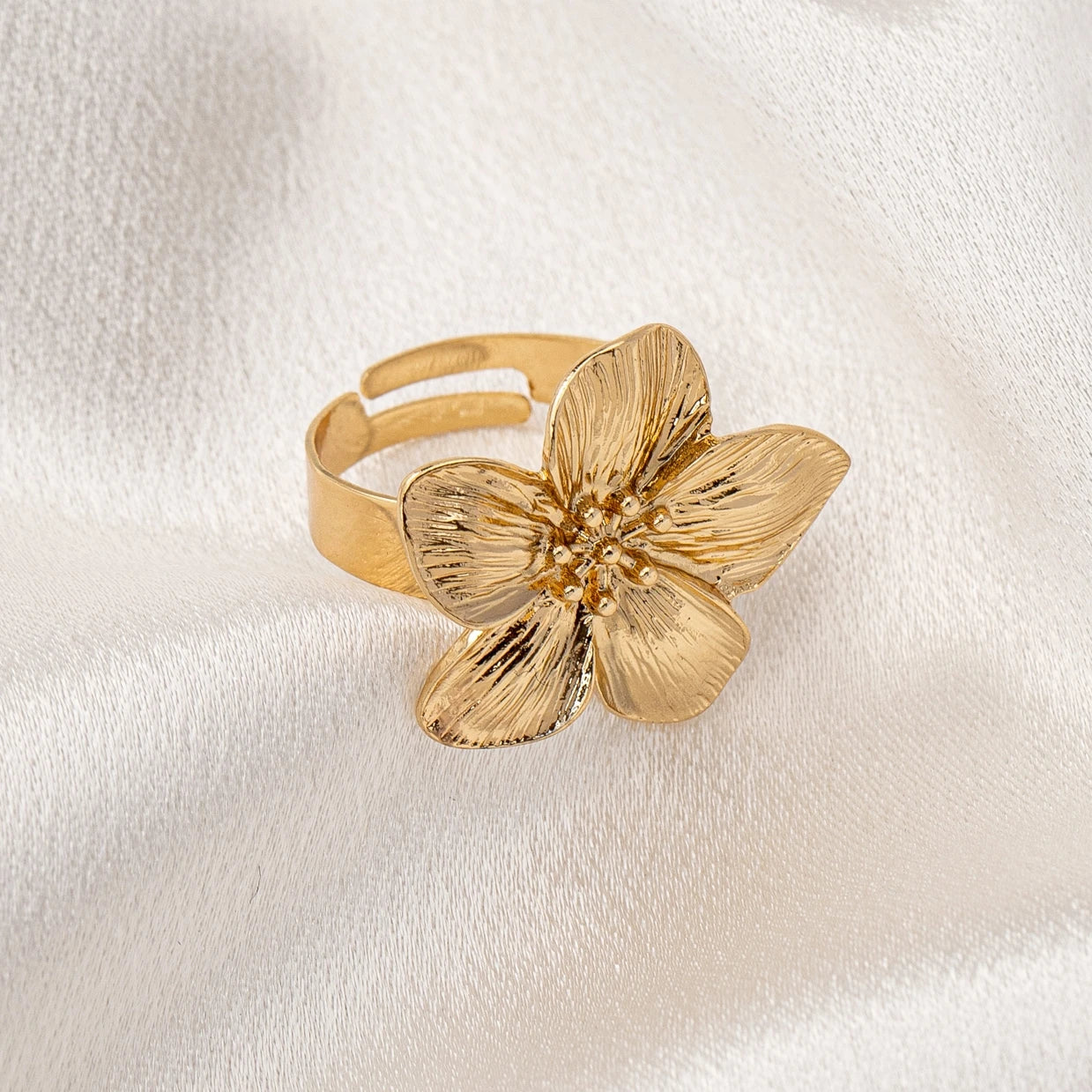 A Women's Ring, Flower Metal Opening, Adjustable Size Ring, Suitable for Daily Wear and Vacation