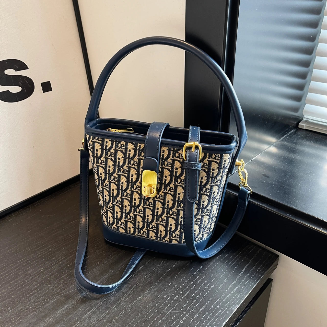 Handbags. High-grade fashion handbag bag female 2025 new autumn and winter retro leisure bucket bag minority design shoulder bag