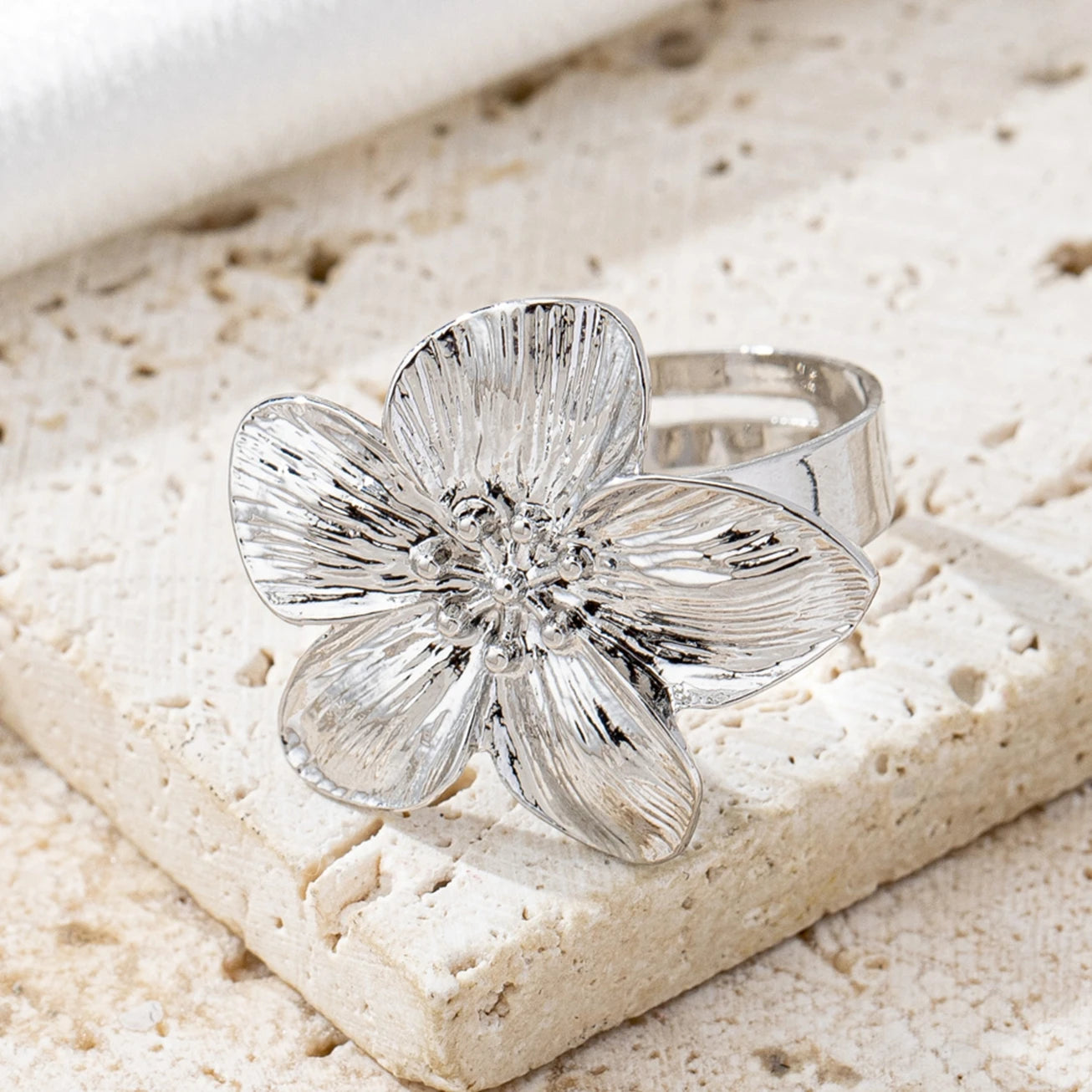 A Women's Ring, Flower Metal Opening, Adjustable Size Ring, Suitable for Daily Wear and Vacation