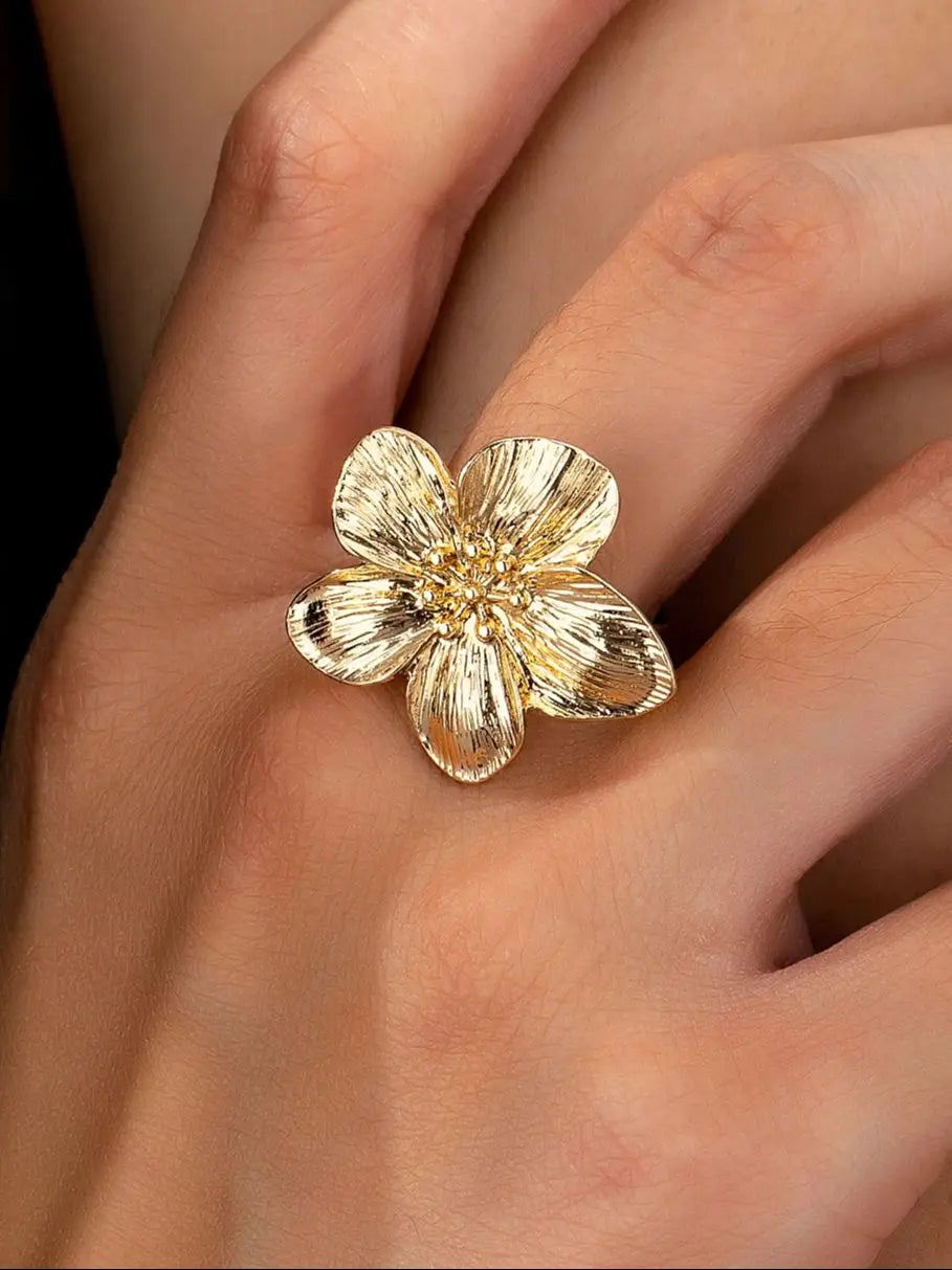 A Women's Ring, Flower Metal Opening, Adjustable Size Ring, Suitable for Daily Wear and Vacation