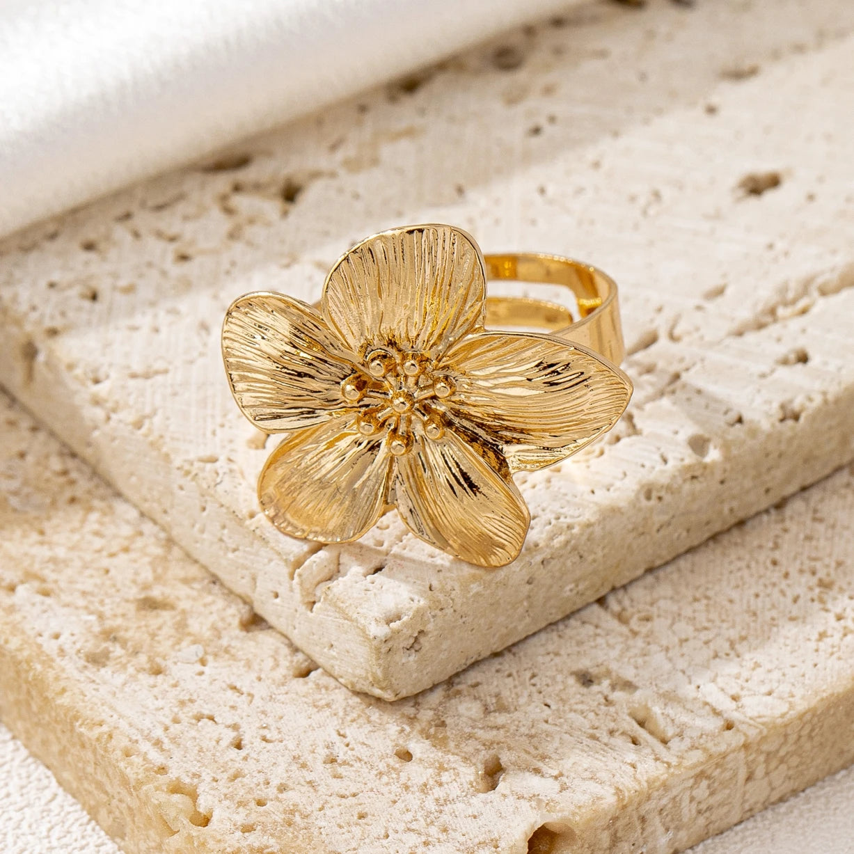 A Women's Ring, Flower Metal Opening, Adjustable Size Ring, Suitable for Daily Wear and Vacation