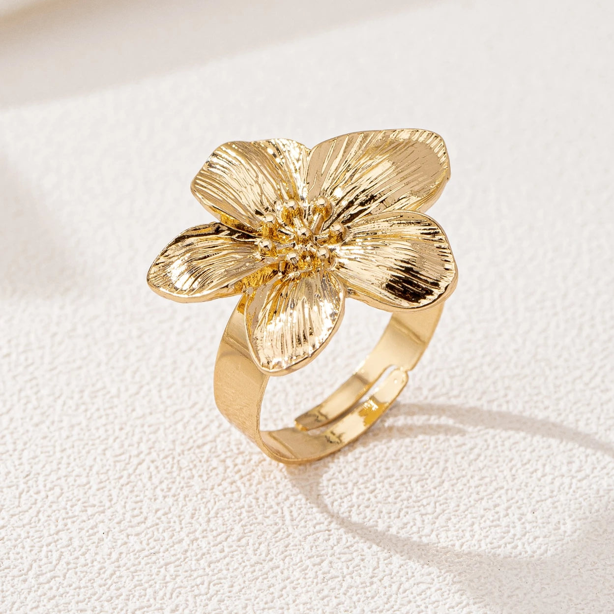 A Women's Ring, Flower Metal Opening, Adjustable Size Ring, Suitable for Daily Wear and Vacation