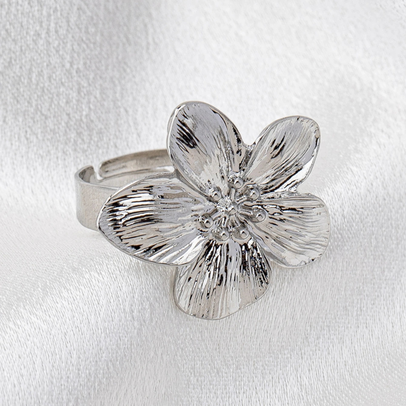 A Women's Ring, Flower Metal Opening, Adjustable Size Ring, Suitable for Daily Wear and Vacation