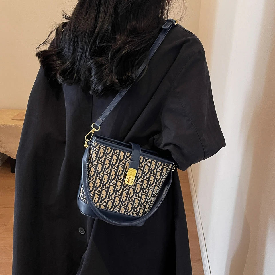 Handbags. High-grade fashion handbag bag female 2025 new autumn and winter retro leisure bucket bag minority design shoulder bag