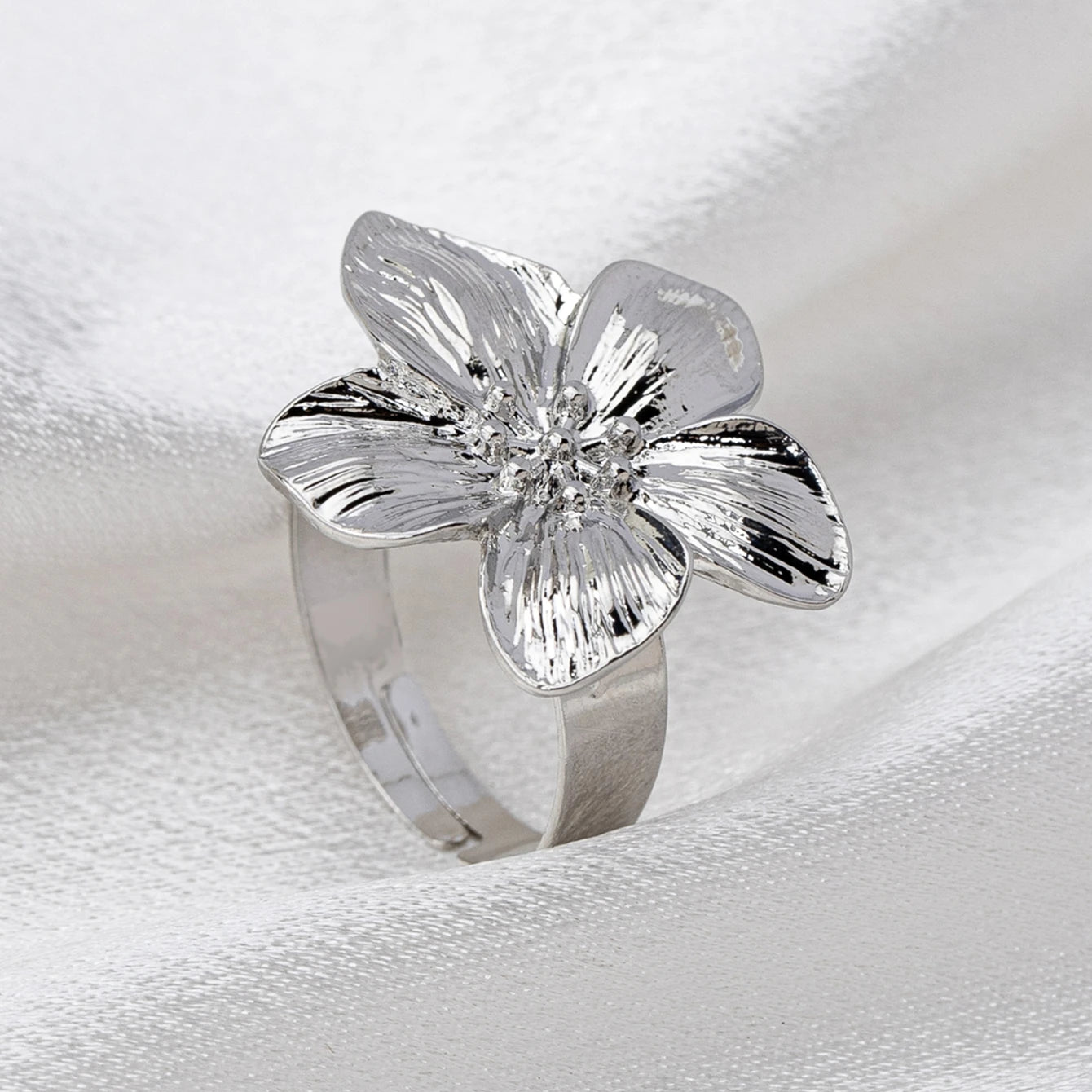 A Women's Ring, Flower Metal Opening, Adjustable Size Ring, Suitable for Daily Wear and Vacation